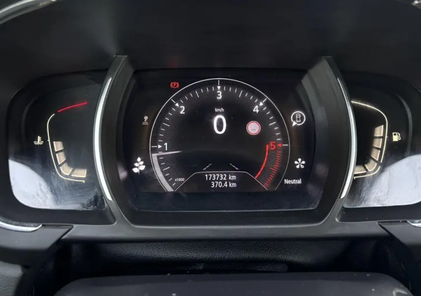 Vue rapprochée du tableau de bord numérique du Renault Grand Scenic IV, affichant la vitesse à 0 km/h et le compteur kilométrique.
