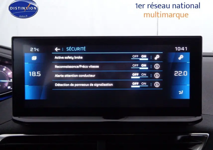 Écran tactile central du Peugeot 3008 noir perla metal affichant les réglages de sécurité active à l'intérieur du véhicule.