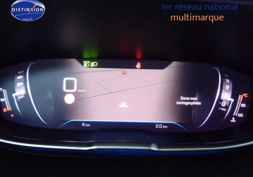 Tableau de bord numérique du Peugeot 3008 noir, affichant la navigation et compte-tours à 0 tr/min.