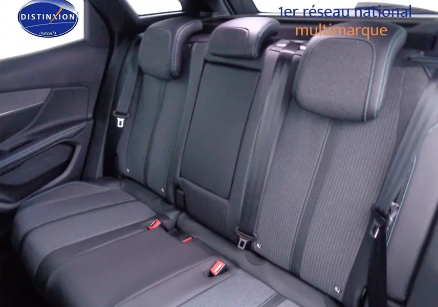 Vue intérieure du siège arrière en tissu gris et cuir noir du Peugeot 3008 2023 côté droit.