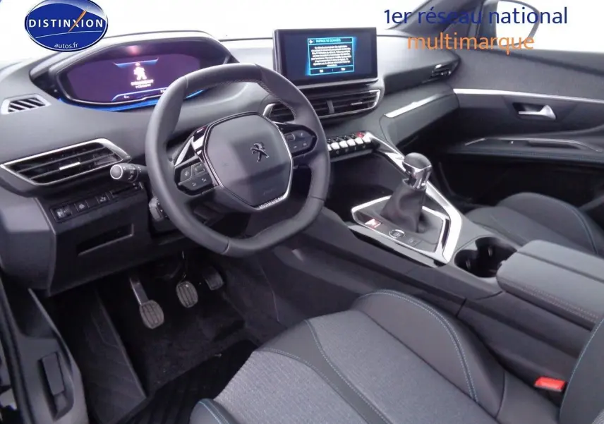 Intérieur moderne du Peugeot 3008 2023 avec tableau de bord numérique et levier de vitesse manuel visible côté conducteur.