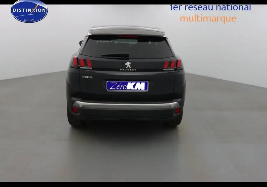 Vue arrière d'un Peugeot 3008 noir Perla Metal avec feux arrière à trois griffes distinctives sur fond neutre.