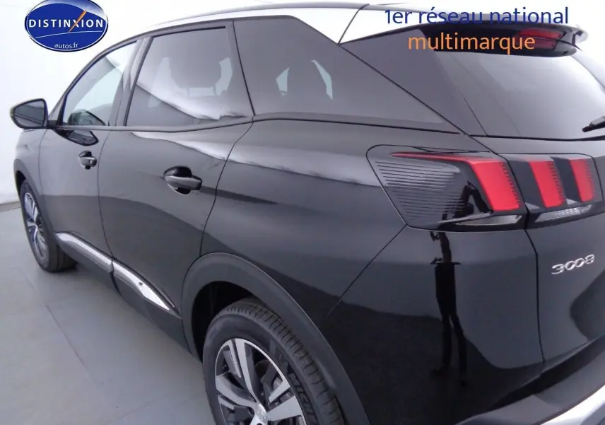 Vue 3/4 arrière droite du Peugeot 3008 noir perla metal avec feux arrière distinctifs à trois griffes rouges.