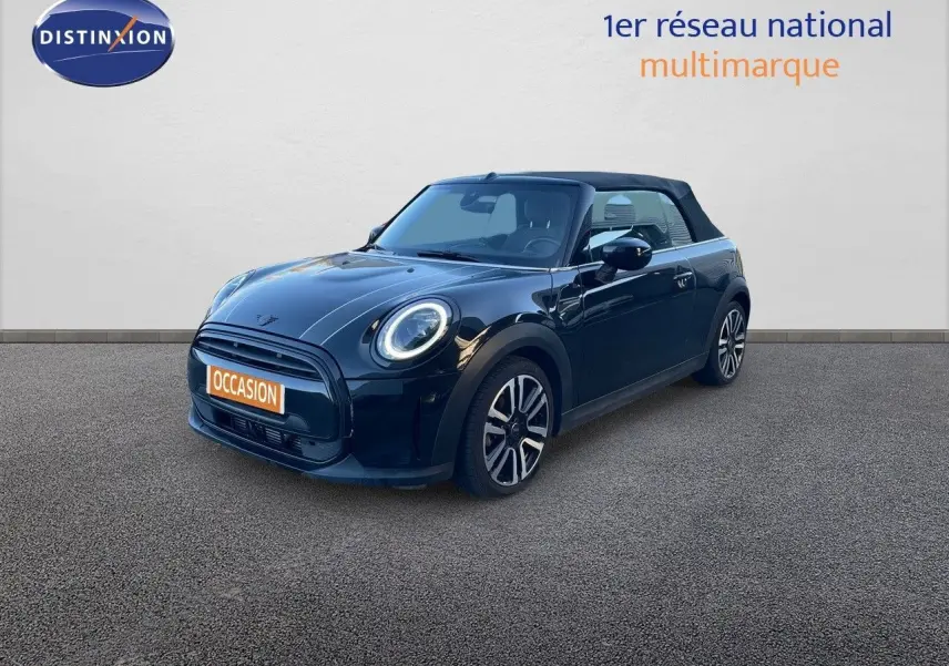 MINI Cabriolet noir Midnight Metal vue 3/4 avant droit avec capote fermée sur fond neutre.