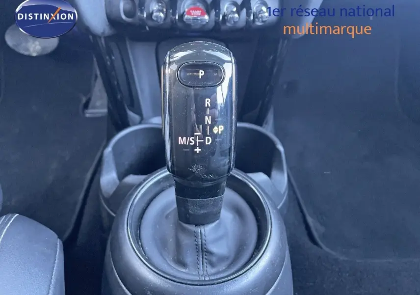 Le levier de vitesse automatique noir du MINI Cabriolet F57 2023, vue rapprochée de la console centrale.