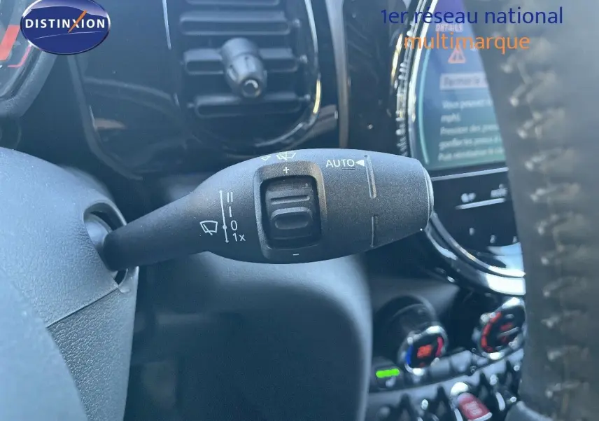 Gros plan sur la commande d’essuie-glace à gauche du volant dans l’habitacle d’une MINI Cabriolet noire 2023.