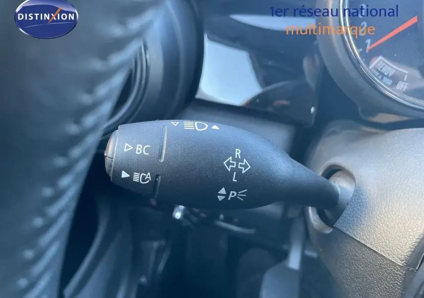 Le levier de clignotant noir du tableau de bord d'une MINI Cabriolet F57 2023 visible en gros plan côté gauche.