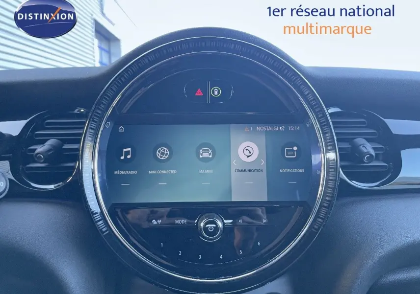 Tableau de bord noir de la MINI Cabriolet F57 2023 avec écran central rond affichant le menu multimédia.