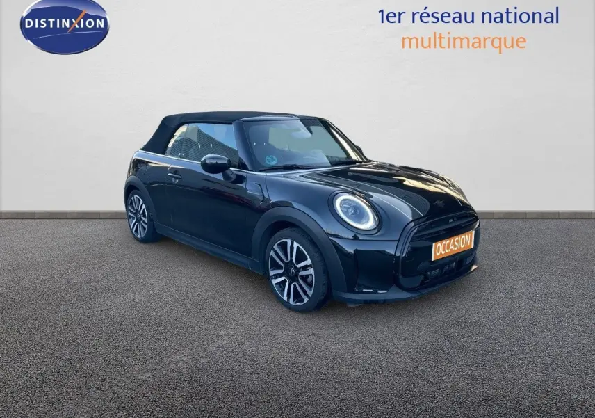 MINI Cabriolet F57 noir Midnight Metal vue 3/4 avant droit avec capote fermée et jantes bi-ton.