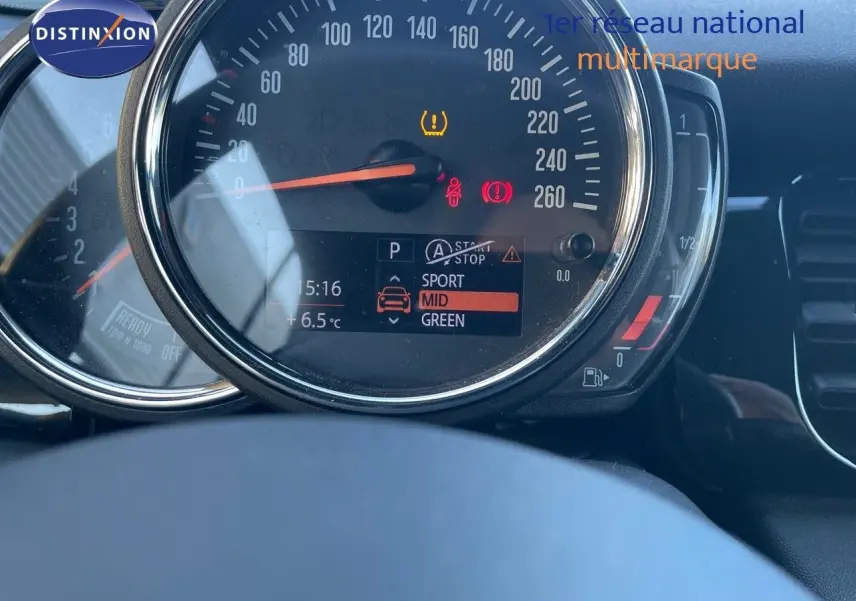 Gros plan sur le tableau de bord du MINI Cabriolet noir, affichant la vitesse et les modes de conduite au centre.