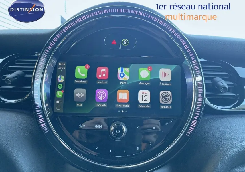 Vue rapprochée du tableau de bord de la MINI Cabriolet F57 2023 avec écran tactile central et éclairage LED circulaire violet.