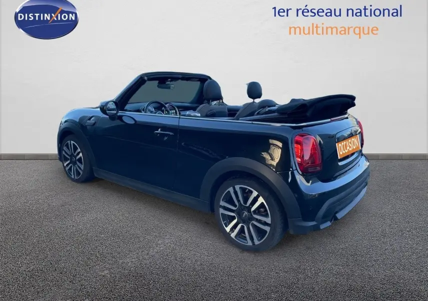 MINI Cabriolet noir Midnight Metal vue 3/4 arrière côté droit, capote ouverte et jantes bi-ton visibles.