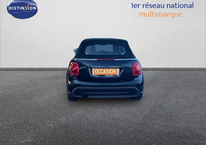 Vue arrière d'une MINI Cabriolet F57 noire Midnight Metal avec capote fermée et feux LED distinctifs.