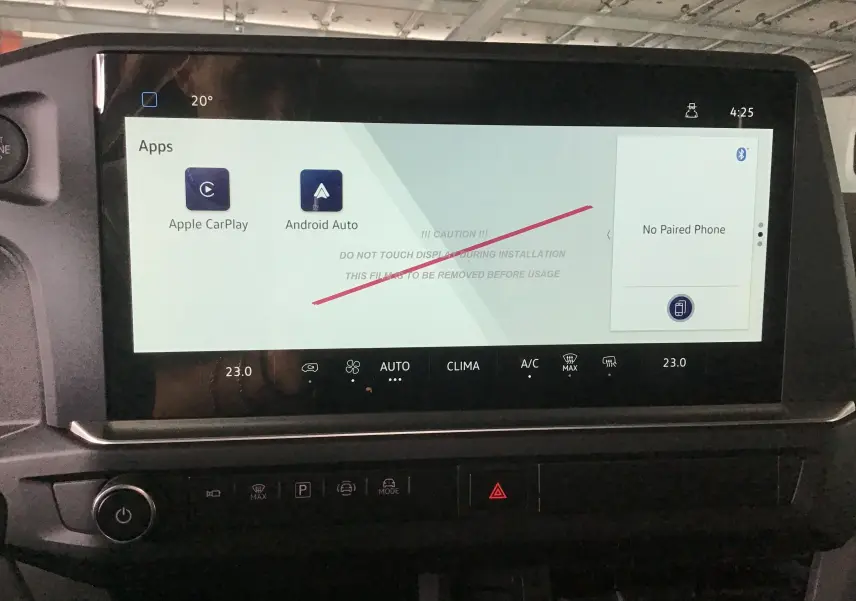 Écran tactile central du Volkswagen Transporter T7 2025 affichant Apple CarPlay et Android Auto, avec commandes climatisation visibles.