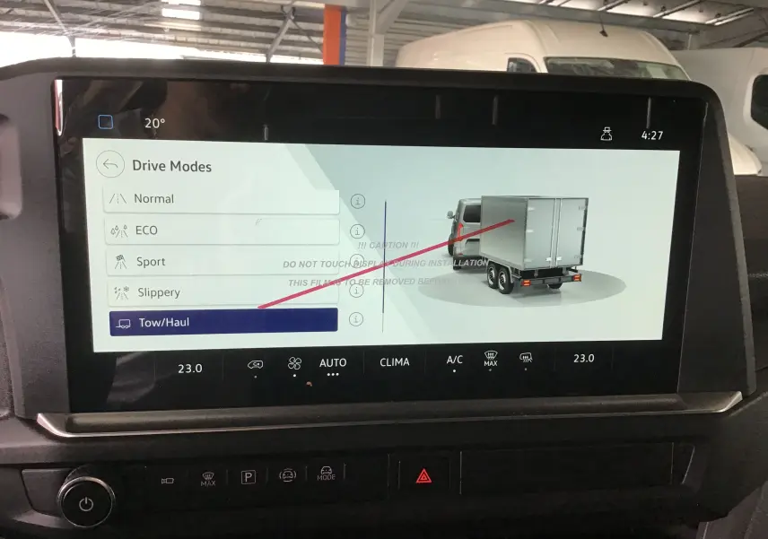Écran tactile intérieur du Volkswagen Transporter T7 montrant les modes de conduite, avec sélection Tow/Haul.