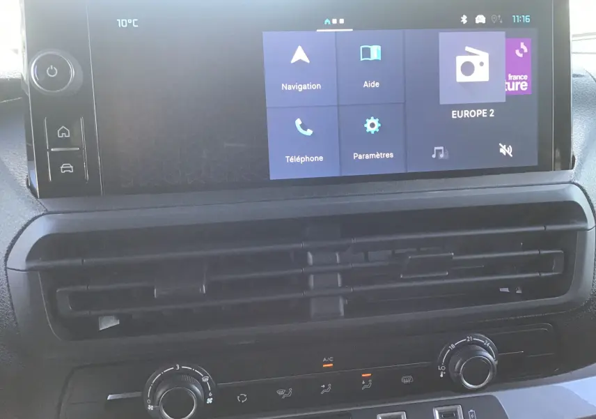 Écran tactile central et commandes de climatisation du Citroën Jumpy XL gris titane, vue intérieure du tableau de bord.