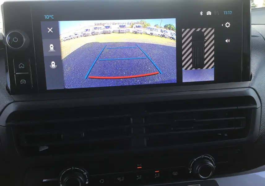 Écran de caméra de recul du Citroën Jumpy Cabine Approfondie gris titane affichant l'aide au stationnement arrière