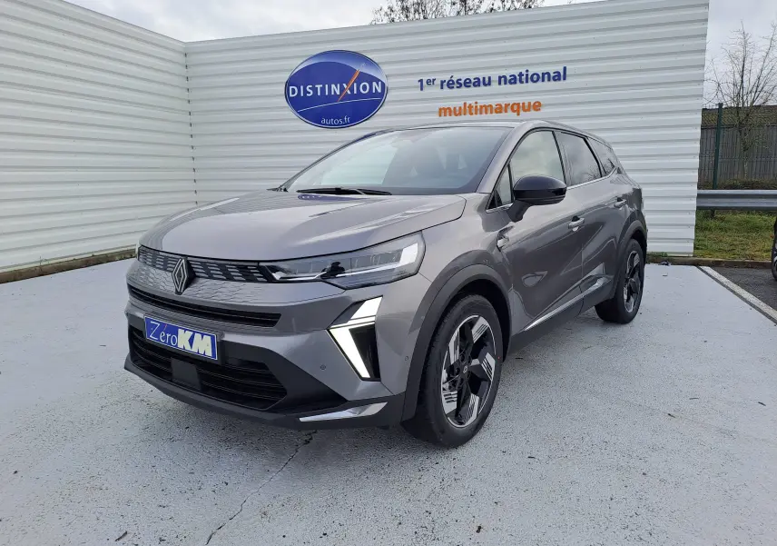 Vue 3/4 avant droite d’un Renault Symbioz gris Cassiopée avec feux LED en forme de C et jantes bi-ton.