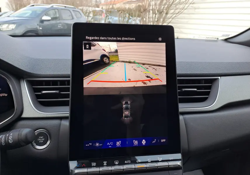 Écran central montrant la caméra de recul avec lignes de guidage, intérieur noir du Renault Symbioz gris Cassiopée.