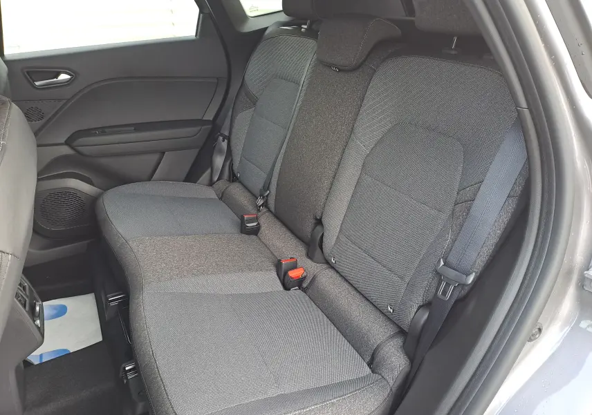 Vue intérieure côté droit des sièges arrière gris foncé du Renault Symbioz MILD HYBRID 140CH TECHNO 2025.