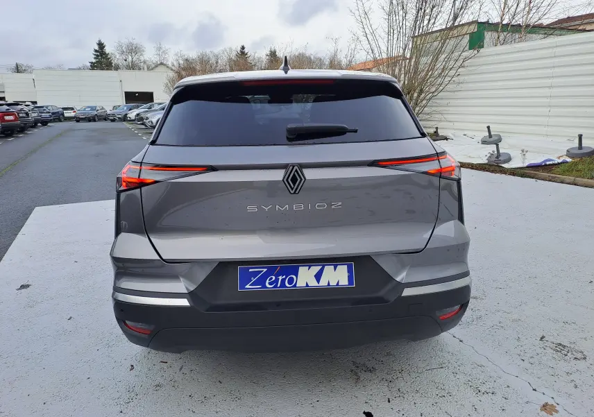 Vue arrière d’un Renault Symbioz gris Cassiopée avec feux LED fins et plaque d’immatriculation Zero KM.