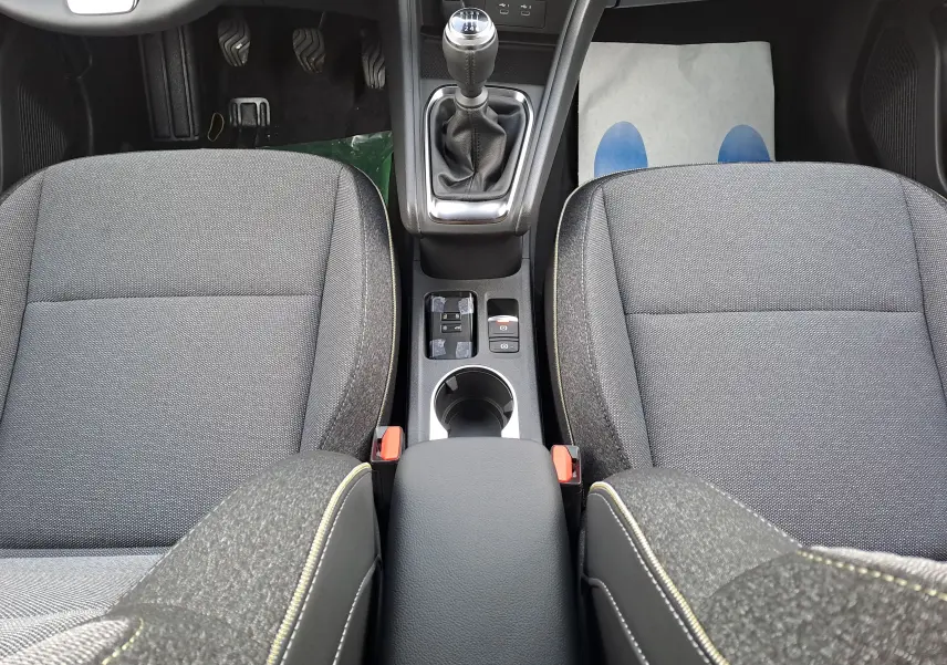 Vue plongeante sur l’intérieur noir du Renault Symbioz 2025, mettant en valeur la console centrale avec levier de vitesse manuel.