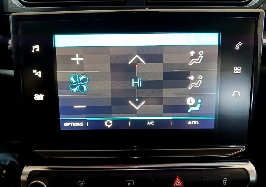 Écran tactile central de la climatisation affichant les réglages dans une Citroën C3 bleue de 2017.