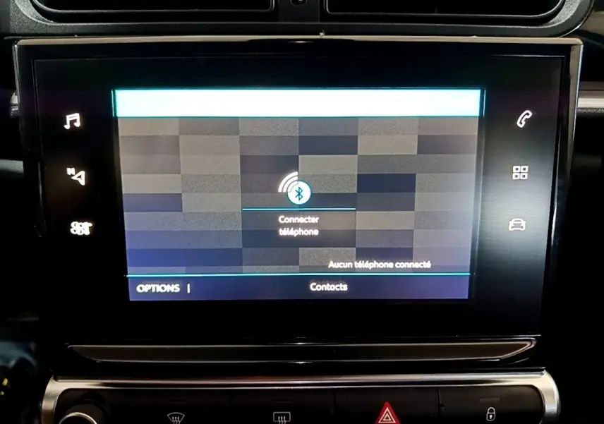 Écran tactile central affichant la connexion Bluetooth dans l'habitacle noir de la Citroën C3 BlueHDi 2017.