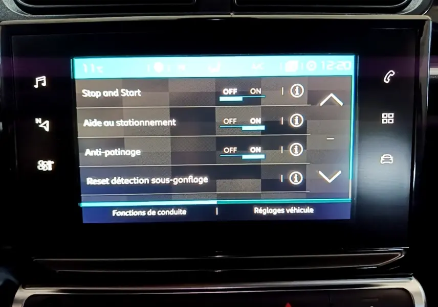 Écran tactile central de la Citroën C3 bleu 2017 affichant les réglages Stop and Start, aide au stationnement et antipatinage.