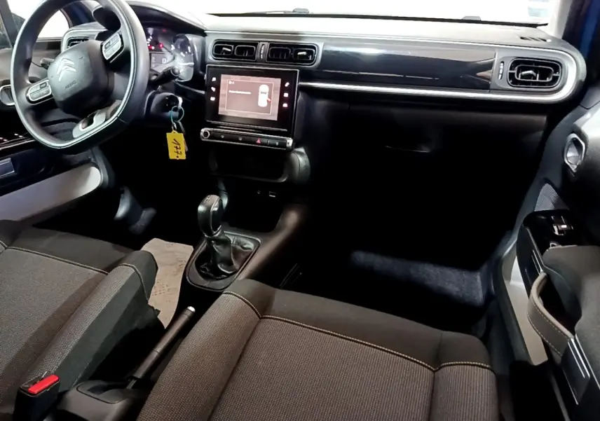 Intérieur avant de la Citroën C3 bleu, vue côté conducteur, tableau de bord noir avec écran tactile 7 pouces et volant multifonctions.