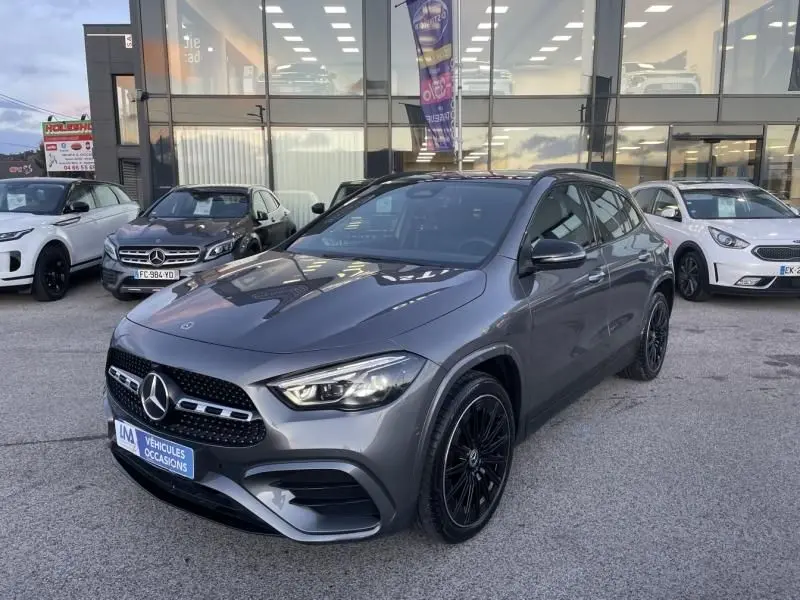 Mercedes GLA 250 e AMG Line gris foncé métal, vue 3/4 avant droit avec jantes noires et calandre distinctive.