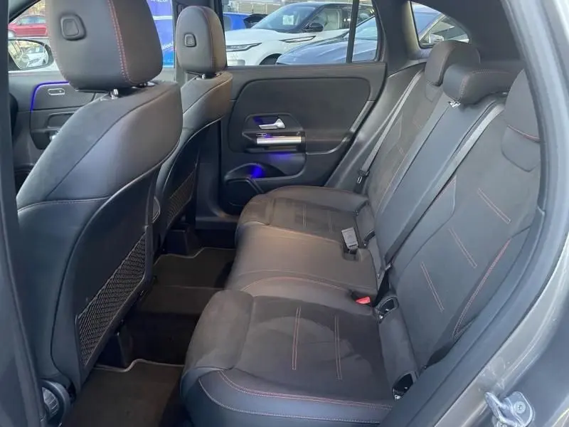 Vue intérieure côté droit des sièges arrière en cuir noir avec surpiqûres rouges du Mercedes GLA 250 e AMG Line gris foncé 2025.