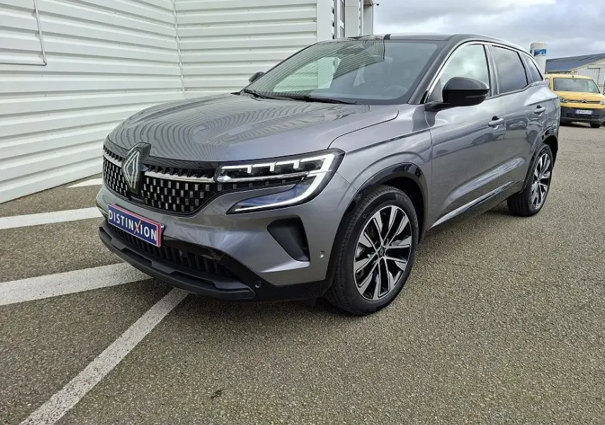 Renault Austral E-Tech gris schiste en 3/4 avant droit, avec calandre distinctive et jantes bi-ton modernes.