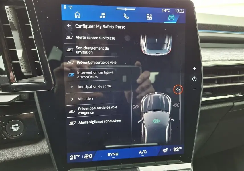 Écran tactile central du Renault Austral gris schiste 2025 montrant les réglages d’aide à la conduite en intérieur.
