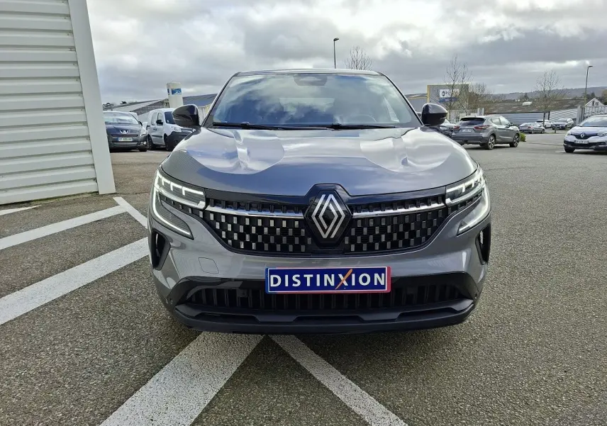 Vue frontale d'un Renault Austral gris schiste avec calandre à damier et phares LED distinctifs.