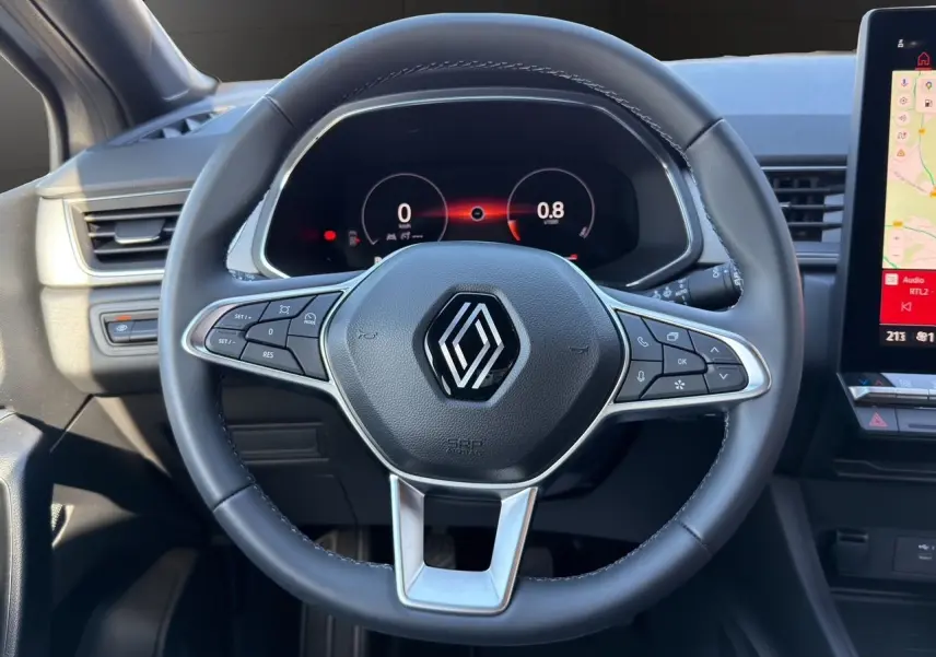 Vue rapprochée du volant cuir noir et du tableau de bord numérique du Renault Captur TCe 90 Techno 2024.