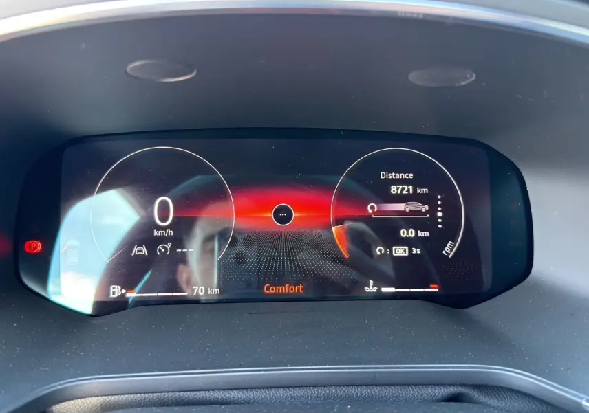 Tableau de bord numérique du Renault Captur TCE 90 Techno 2024 affichant 8721 km, mode Confort et vitesse 0 km/h.