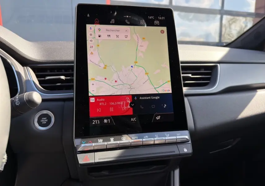 Vue intérieure du tableau de bord du Renault Captur 2024 TCE 90 TECHNO, écran tactile vertical avec navigation et commandes climatiques.