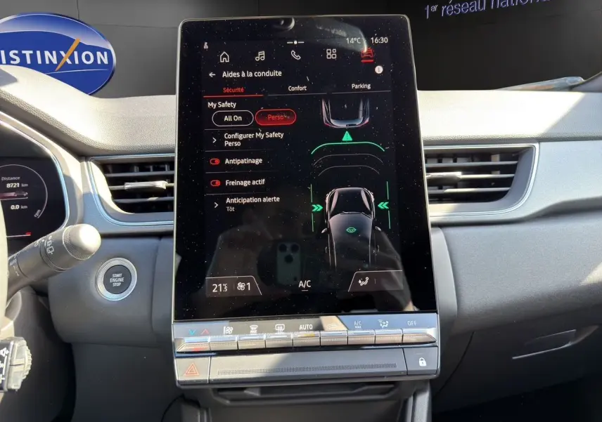 Vue rapprochée de l’écran tactile central du tableau de bord du Renault Captur TCe 90 Techno 2024, avec commandes de sécurité affichées.
