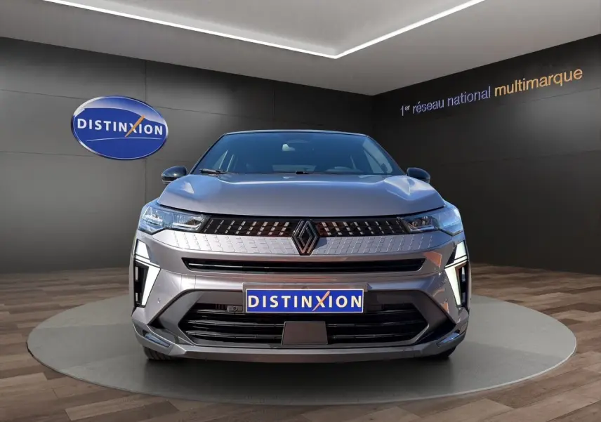 Vue frontale d'une Renault Captur 2024 gris Cassiopée avec toit noir, calandre moderne et logo Renault central.