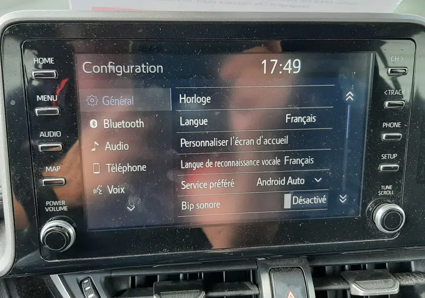 Vue rapprochée de l'écran tactile central du Toyota C-HR gris atlas metal, affichant le menu de configuration en français.