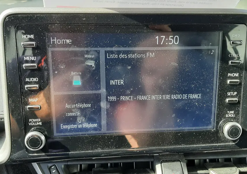 Écran tactile central du Toyota C-HR 1.8 Hybrid 2021 montrant la liste des stations FM avec commandes autour.