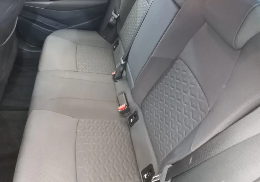 Vue côté droit de la banquette arrière grise avec motifs géométriques de la Toyota Corolla Hybride 2022.
