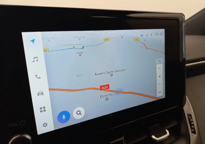 Écran tactile 8 pouces du système de navigation de la Toyota Corolla hybride, affichant une carte routière.