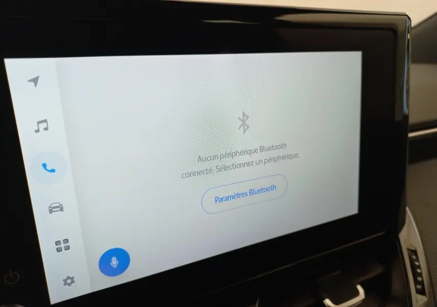 Écran tactile central affichant le menu Bluetooth dans l’habitacle d’une Toyota Corolla hybride 2022.