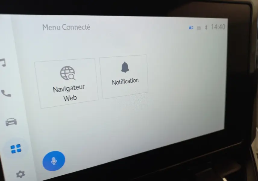 Écran tactile central de la Toyota Corolla hybride 2022 affichant le menu connecté avec options navigateur web et notification.