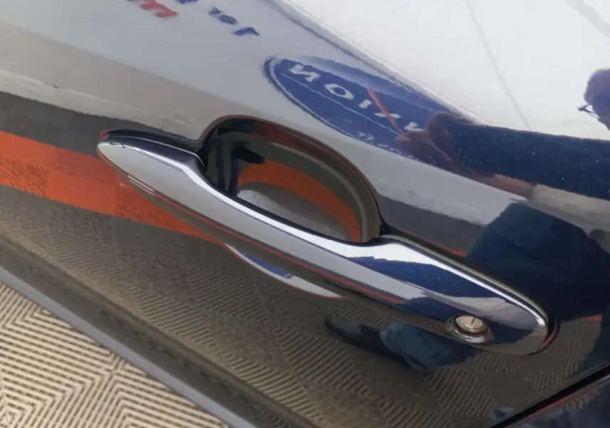 Poignée de porte côté gauche bleu foncé de la Toyota Corolla Hybride 122h, finition Dynamic Business Beyond Zer.