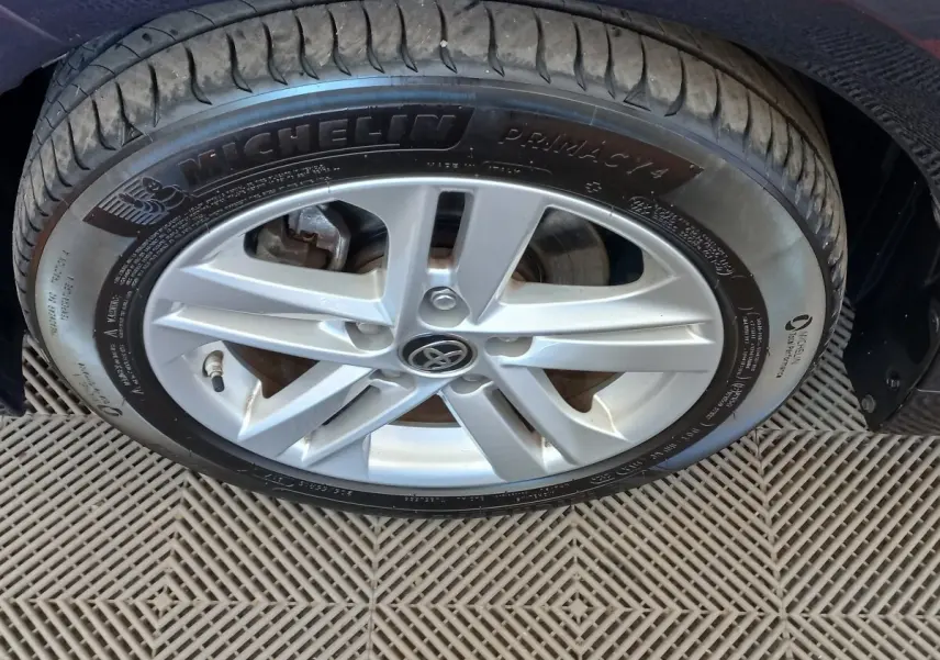 Gros plan sur la roue avant droite de la Toyota Corolla hybride bleue avec jante alliage et pneu Michelin Primacy 4.