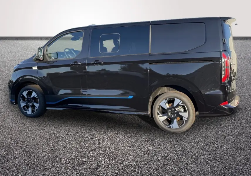 Ford Transit Fourgon noir vu de profil côté gauche, avec jantes alliage et détails bleus sur la carrosserie.