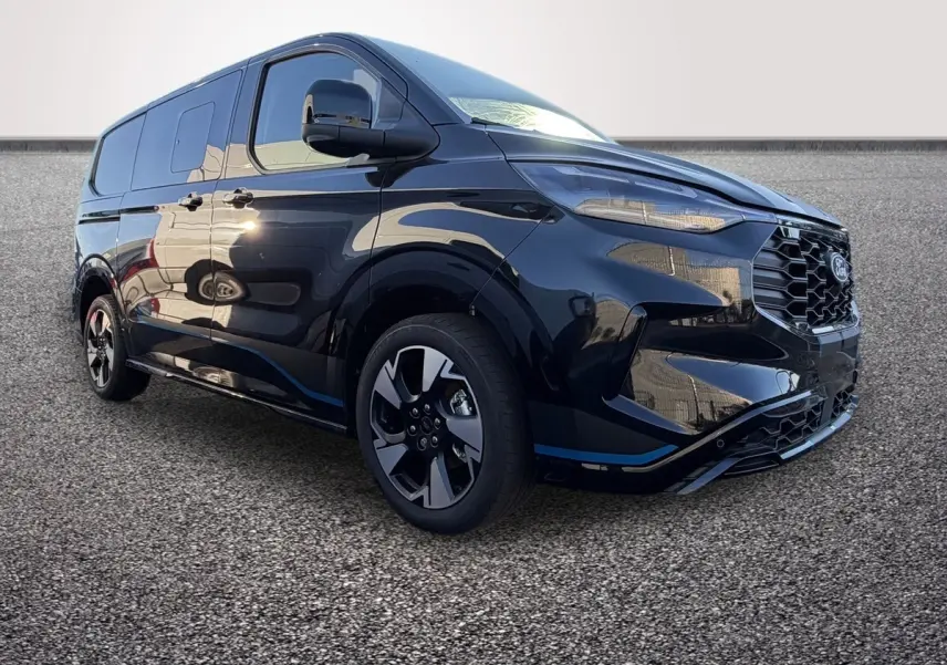 Vue 3/4 avant gauche d’un Ford Transit Fourgon noir avec calandre noire et jantes stylisées bicolores.